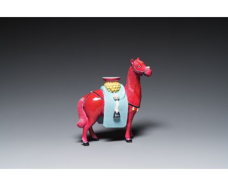Fullt title: A Chinese ruby-ground model of a horse, 19/20th C.Description: H.: 28 cm - L.: 23,5 cm