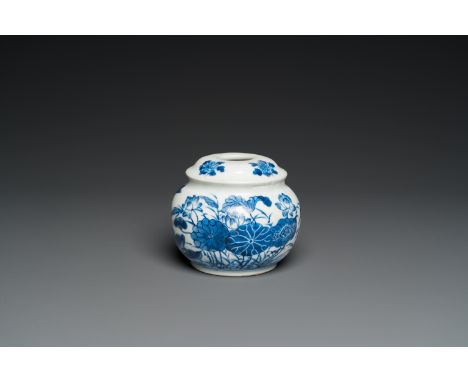 Fullt title: A Chinese blue and white 'Bleu de Hue' water pipe for the Vietnamese market, Nha Ngoan Luu Huong mark, 19th C.De
