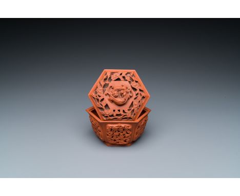 Fullt title: A Chinese Yixing stoneware reticulated hexagonal bowl and cover, KangxiDescription: Dim.: 14 x 12,5 cm - H: 8,5 