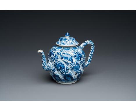 Fullt title: A Chinese blue and white 'twisted' teapot and cover, KangxiDescription: L.: 16,5 cm - H.: 12,5 cm Condition: (UV