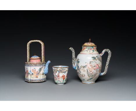 Fullt title: A Chinese Canton enamel teapot, a wine jug and a wine cup, Yongzheng/QianlongDescription: H.: 17,5 cm - L.: 17 c