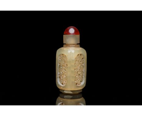 Fullt title: A Chinese reticulated and movable celadon jade snuff bottle, QingDescription: H.: 8,5 cm Condition: (UV-checked)