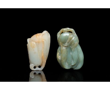 Fullt title: A Chinese white jade snuff bottle and a green jade 'Buddha hand' pendant, QingDescription: L.: 7 x 4 cm (the lar