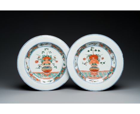 Fullt title: A pair of Chinese famille verte dishes with underglaze border design, KangxiDescription: Dia.: 33 cm