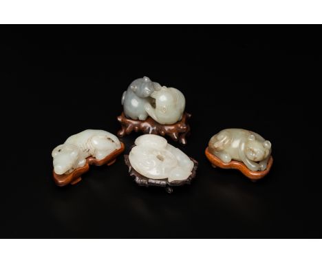 Fullt title: Four Chinese jade carvings with cats, a buffalo and a carp, QingDescription: Dim.: 6 x 5,5 x 4 cm (the 'two cats