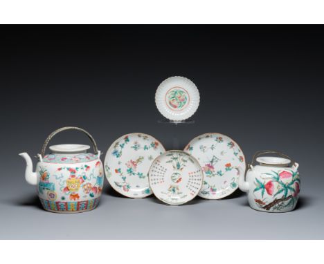 Fullt title: Two Chinese famille rose teapots and four small plates, 19th C.Description: L.: 22 cm - H.: 15,5 cm (the largest