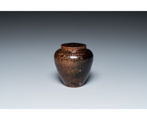 Fullt title: A Japanese Takatori stoneware tea caddy and cover, Edo, 17/18th C.Description: H.: 11 cm Provenance: A Dutch pri