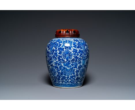 Fullt title: A Chinese blue and white 'lotus scroll' jar, 19th C.Description: H.: 31,5 cm (incl. the cover)H.: 28,5 cm (the j