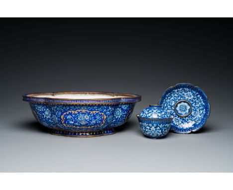 Fullt title: A Chinese blue-ground Canton enamel basin and a covered bowl on stand, Qianlong/JiaqingDescription: L.: 33,5 cm 
