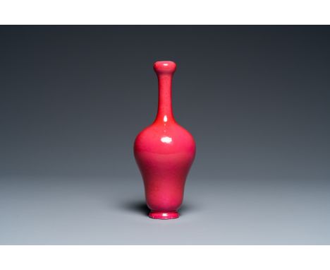 Fullt title: A Chinese monochrome ruby-glazed garlic head bottle vase, Qianlong mark, RepublicDescription: H.: 17 cm Provenan