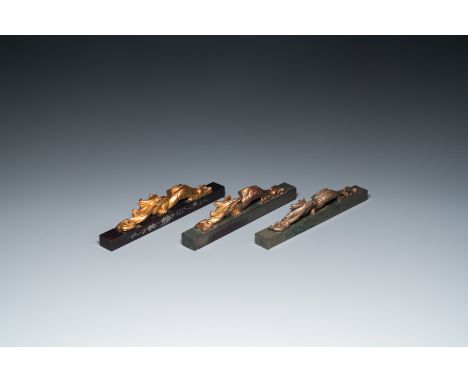 Fullt title: Three Chinese Fuzhou or Foochow lacquer scroll Weights with dragons, 19/20th C.Description: Dim.: 24,5 x 5 x 2,5