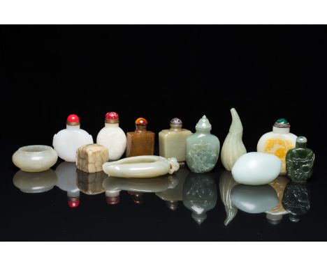 Fullt title: Nine Chinese jade snuff bottles, two brush washers and a seal, Qing and RepublicDescription: L.: 10 cm (the oval