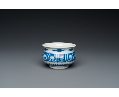 Fullt title: A small Chinese blue and white censer, KangxiDescription: Dia.: 9 cm - H.: 5,5 cm Condition: (UV-checked)- A ver