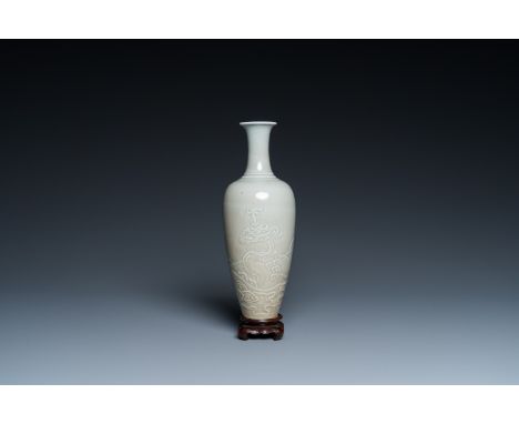 Fullt title: A Chinese celadon-glazed 'sea dragon' vase, Kangxi mark, 19/20th C.Description: H.: 21 cm (incl. stand)H.: 19 cm