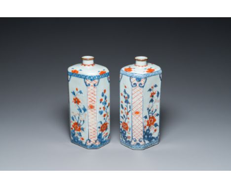 Fullt title: A pair of octagonal Chinese Imari-style flasks, KangxiDescription: H.: 28 cm