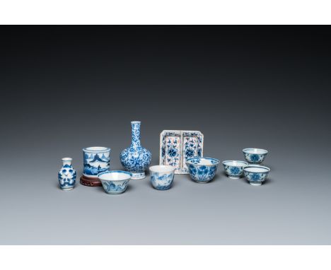 Fullt title: A varied collection of Chinese blue and white porcelain, Kangxi and laterDescription: H.: 11 cm (the vase)Dim.: 