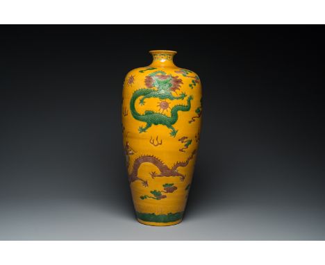 Fullt title: A large Chinese sancai-glazed 'meiping' vase with dragons, Kangxi mark, 19/20th C.Description: H.: 57,5 cm