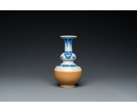 Fullt title: A Chinese blue and white double gourd vase with cafŽ au lait-ground base, KangxiDescription: H.: 16,5 cm Conditi