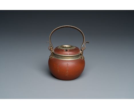 Fullt title: A Chinese inscribed Yixing stoneware water pipe, 19th C.Description: H.: 11,5 cm - L.: 9 cm (incl. handle) Possi