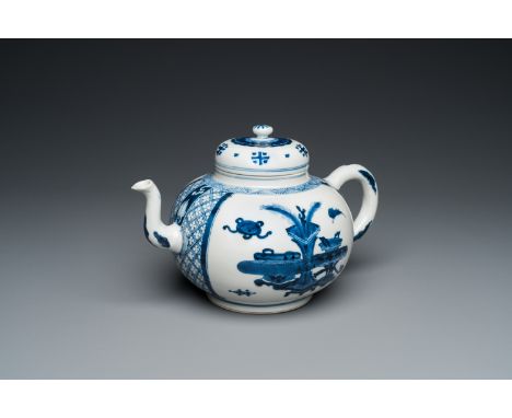 Fullt title: A large Chinese blue and white 'antiquities' teapot and cover, KangxiDescription: L.: 26,5 cm - H.: 16 cm Condit