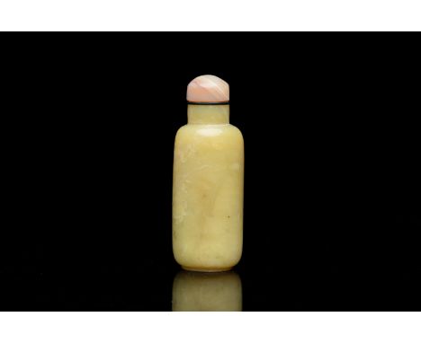 Fullt title: A Chinese yellow jade snuff bottle, QingDescription: H.: 8,5 cm Condition: (UV-checked)- Very good, apart from a