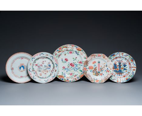 Fullt title: Four Chinese famille rose and verte plates and a dish, Kangxi and laterDescription: Dia.: 28,5 cm (the largest)