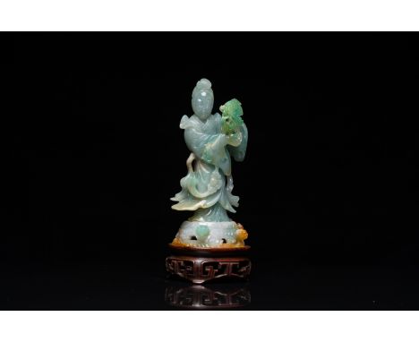 Fullt title: A Chinese jade sculpture of a lady on a wooden stand, QingDescription: H.: 17 cm (incl. stand)H.: 14 cm (the fig