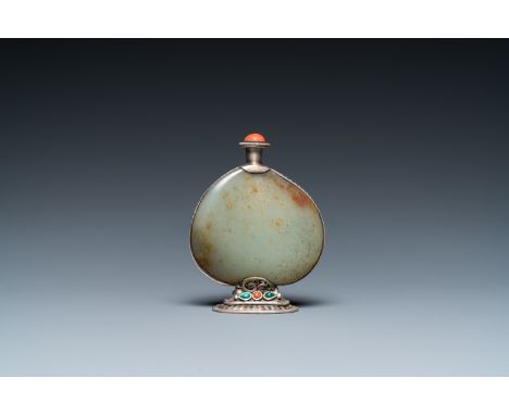 Fullt title: A Chinese jade and silver snuff bottle, 19th C.Description: H.: 8,5 cm