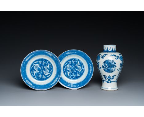 Fullt title: A Chinese blue and white 'cranes' vase and a pair of plates, KangxiDescription: H.: 18 cm (the vase)Dia.: 16 cm 