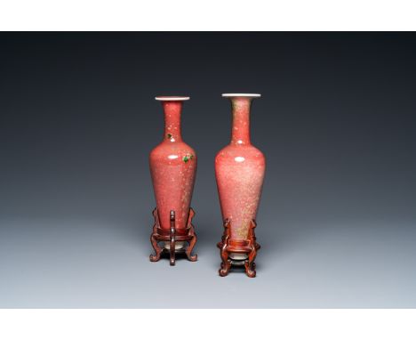 Fullt title: A pair of Chinese peachbloom-glazed vases on wooden stands, Kangxi mark, 19th C.Description: H.: 18 cm (incl. st