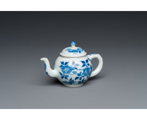 Fullt title: A Chinese blue and white miniature teapot and cover, KangxiDescription: L.: 9,5 cm - H.: 6 cm Condition: (UV-che
