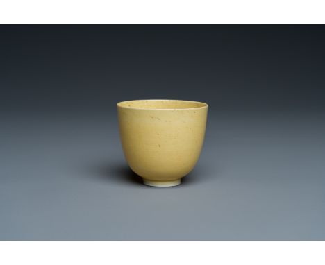 Fullt title: A Chinese monochrome yellow-glazed cup, Kangxi mark and of the periodDescription: Dia.: 5,8 cm - H.: 5,1 cm Prov