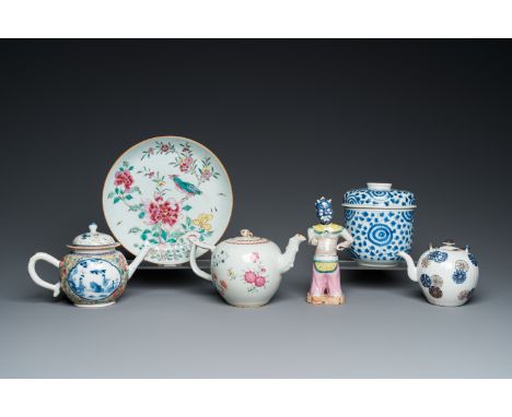 Fullt title: Six Chinese blue and white and famille rose porcelain wares, Kangxi and laterDescription: Dia.: 21,5 cm (the pla