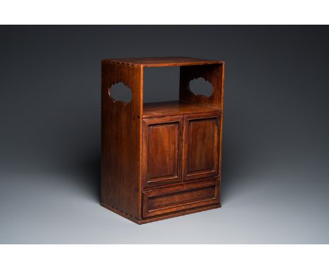 Fullt title: A small Chinese huali wood cabinet, QingDescription: Dim.: 48,5 x 31,5 x 23 cm Provenance:- A Dutch private coll