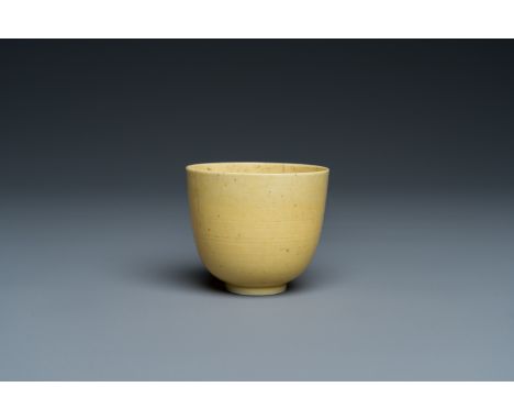 Fullt title: A Chinese monochrome yellow-glazed cup, Kangxi mark and of the periodDescription: Dia.: 5,8 cm - H.: 5,1 cm Prov