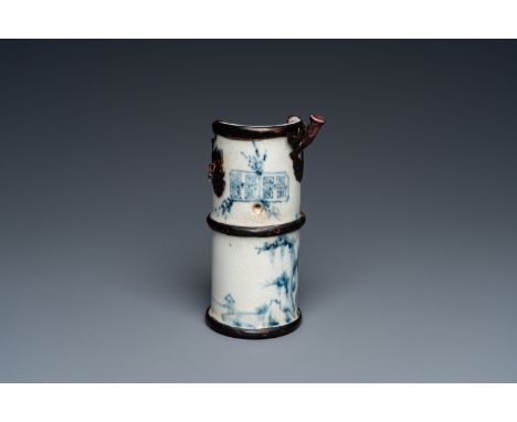 Fullt title: A South-Chinese or Vietnamese blue and white water pipe, 19th C.Description: H.: 13 cm Condition: (UV-checked)- 