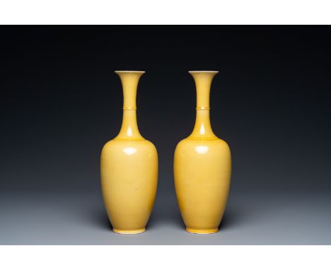 Fullt title: A pair of Chinese yellow-glazed vases, Kangxi mark, 20th C.Description: H.: 24 cm Condition: (UV-checked)- Both 