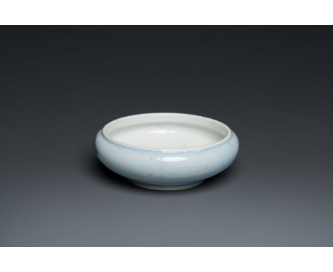 Fullt title: A Chinese monochrome lavender blue brush washer, Kangxi mark, 19th C.Description: Dia.: 11,5 cm - H.: 4 cm Condi