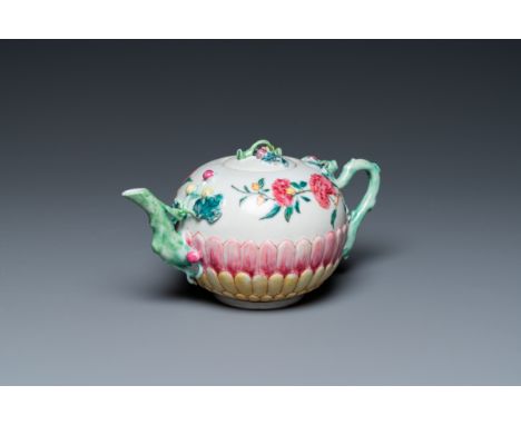 Fullt title: A Chinese famille rose 'lotus' teapot and cover, YongzhengDescription: L.: 19 cm - H.: 9,5 cm