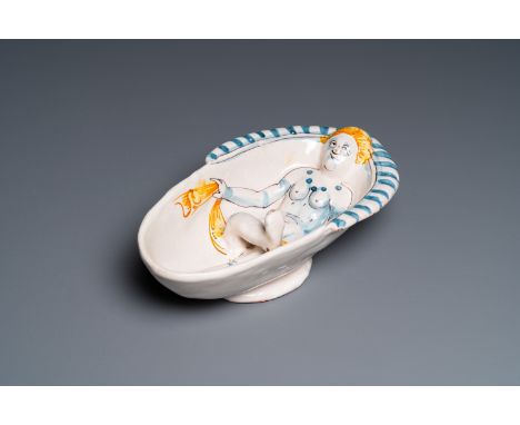 Fullt title: A polychrome French faience oval basin with a bathing woman, Nevers, 17th C.Description: L.: 20 cm - H.: 5,5 cm 