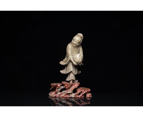 Fullt title: A Chinese soapstone Shou Lao on stand, KangxiDescription: H.: 26 cm (incl. stand)H.: 20,5 cm (the Shou Lao figur