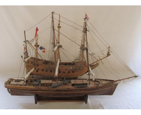 2 large model ships on wooden plinths L 92 cm and 77 cm