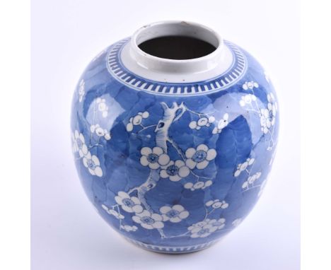   Ingwertopf China Qing-Periode  blauer Fond mit Pflaumenblütendekor, unterm Stand blaue 4 Zeichen Kangxi Marke, H: 23 cm    