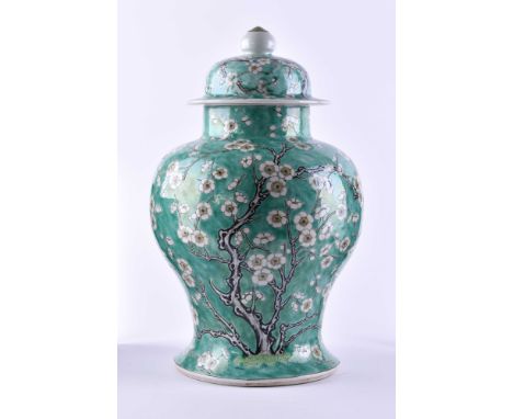   Deckelvase China Qing-Periode  umlaufend verziert mit Pflaumenblütendekor in Emaille- Malerei, Doppelring Bodenmarke, H: 46