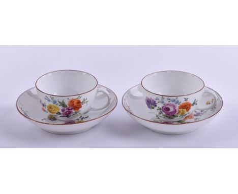   Konvolut Meissen um 1760  Dekor Deutsche Blume Bouquet nach Hörold, 4-tlg., 2 Tassen, 2 Untertassen, 1 Untertasse mit Gebra