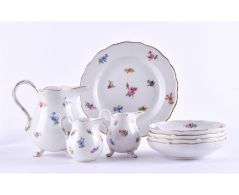   Konvolut Meissen  Dekor Streublümchen, 8-tlg., mit Goldrand, blaue Schwertermarke 4 Untertassen (Ø 14 cm), 1 Kuchenteller (