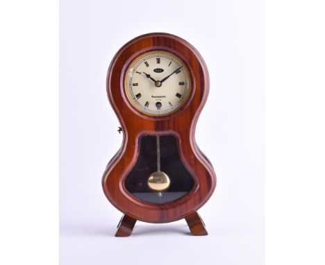   Tischuhr um 1920  Holzgehäuse,Westminster, Schlüssel und Pendel vorhanden, Uhr läuft an, H: 31 cm        Table clock around