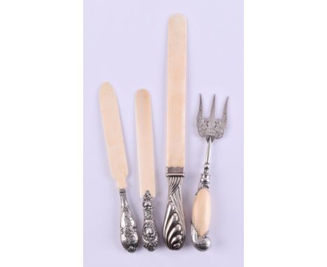   Konvolut Silber  4 Teile, Sterlingsilber, 3 Plattierer (L: von 25 cm bis 37 cm), 1 Vorlegegabel (Griff Walzahn), L: 24 cm  