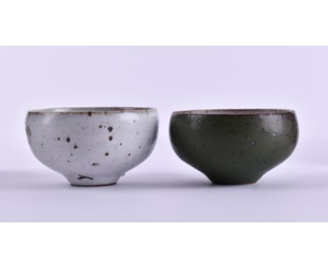   2 Schalen China 20. Jhd.  heller und grüner Fond, H: 5 cm , Ø 8 cm und 4,5 cm, Ø 7,5 cm, grüne Schale mit Bodenmarke       