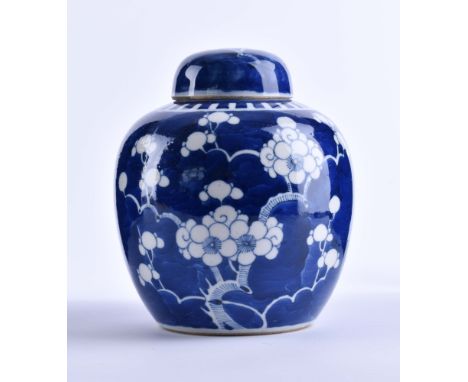  Ingwertopf China Qing-Periode  blauer Fond mit Pflaumenblütendekor, unterm Stand blaue Doppelring Marke, H: 15,5 cm        